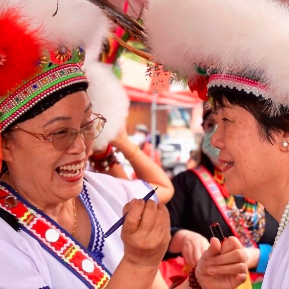 近年來，原住民族意識抬頭，政府常以都市地區的「聯合歲時祭儀」推廣文化，以促進文化傳承，更常以傳統祭儀提倡部落觀光。在這些前提下，傳統文化與觀光收益究竟該如何取得平衡？